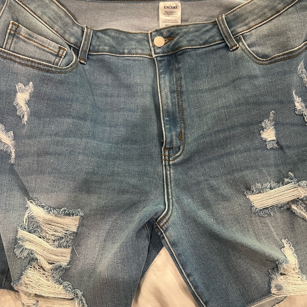 Trendy Jean shorts with distressed look